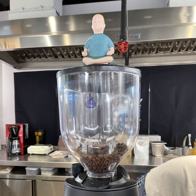 被玩具包圍住的涼茶咖啡☕️