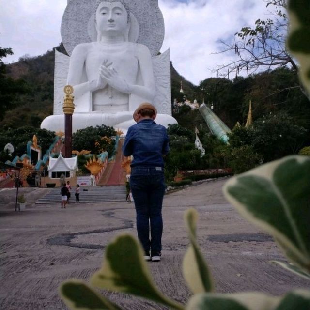 นมัสการหลวงพ่อองค์ขาวใหญ่ที่สุดในประเทศไทย