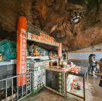 新北 | 隱藏版人間秘境，新店「銀河洞」越嶺步道，壯觀瀑布配上山壁寺廟堪稱奇景!

