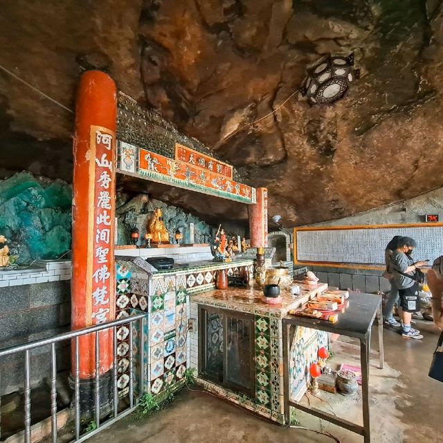 新北 | 隱藏版人間秘境，新店「銀河洞」越嶺步道，壯觀瀑布配上山壁寺廟堪稱奇景!

