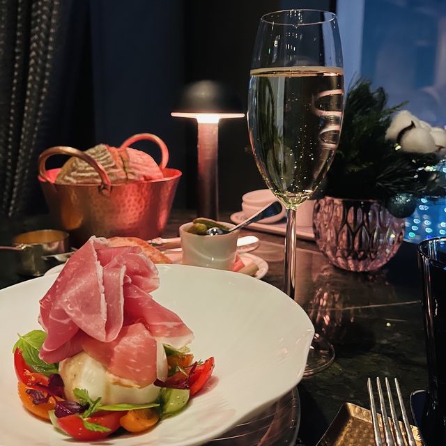 Dinner with incredible views 🥂
