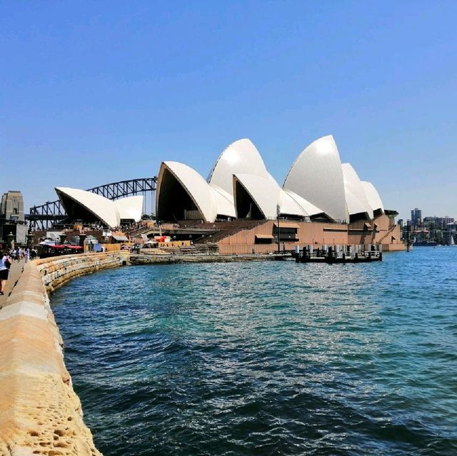 The grand Sydney Opera House 