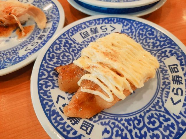 【新北】迴轉壽司初體驗|角落生物扭蛋|くら寿司 藏壽司 三重捷運路店