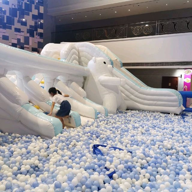 成個泳池咁大的波波池