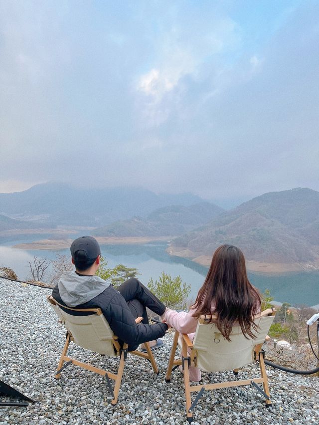 시시각각 변하는 아름다운 충주호의 매력을 담을 수 있는 캠핑장 ‘충주 퀸스타운’ ☁️💙