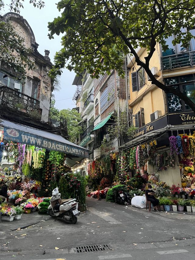 The flower market street in Hanoi🇻🇳📍