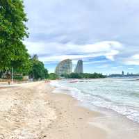 เดินเล่นชายหาดวงศ์อมาตย์ยามเย็น