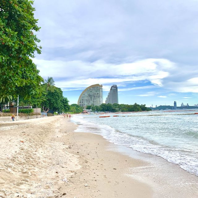 เดินเล่นชายหาดวงศ์อมาตย์ยามเย็น