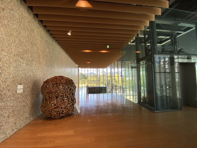  「長崎水辺の森公園」に隣接する『長崎県美術館』