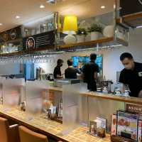 維多利亞公園旁，享用著名咖哩飯晚餐！