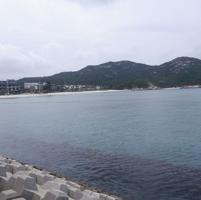 澄澈海水輕拍銀灘