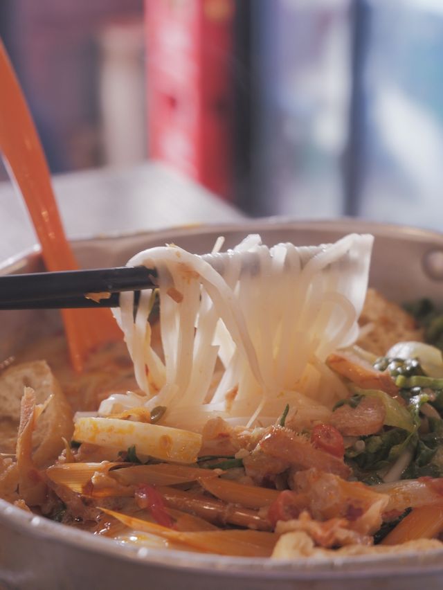 懷舊茶餐廳，嚐南洋特色料理 