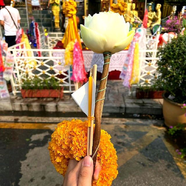 สักการะอนุสาวรียครูบาศรีวิชัย นักบุญแห่งล้านนาไทย