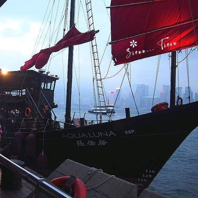 ล่องเรือชมวิวอ่าว Victoria Habour with AQUALUNA