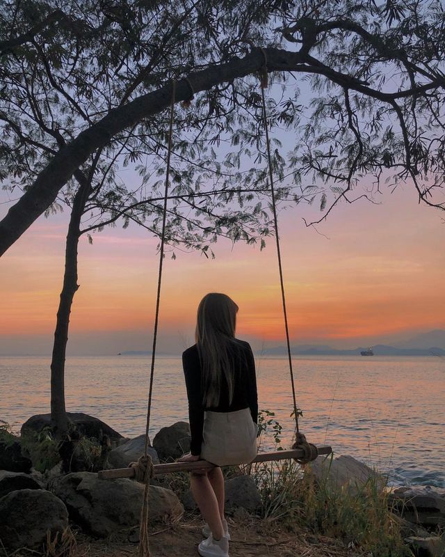 West Ring Day Trip Date: Sweet check-in under the invincible sunset sea view.