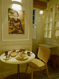 白色和風Cafe，外脆內軟的軟殼蟹意粉 