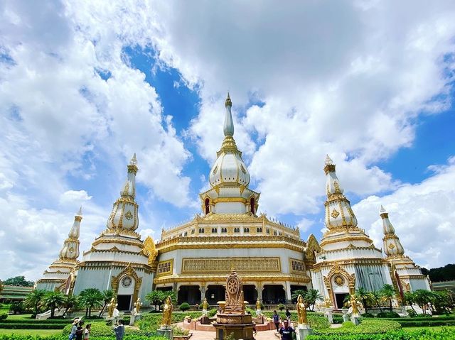 ไหว้พระขอพร พระบรมสารีริกธาตุ ผาน้ำย้อย