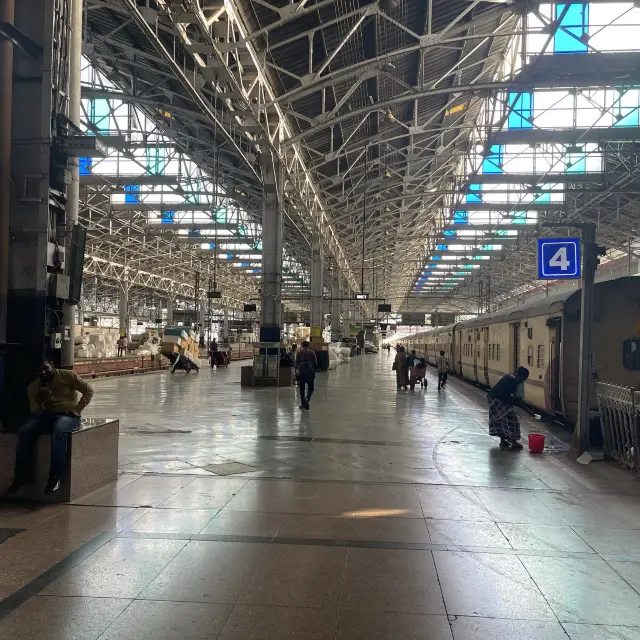 뭄바이에서 인도 북쪽으로의 기차 여행 출발지 “Mumbai Central Station”🚂🛤