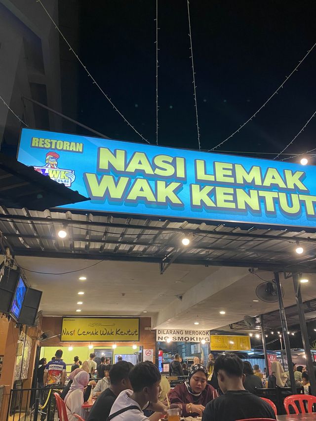 Nasi lemak wak kentut, free flow of sambal 