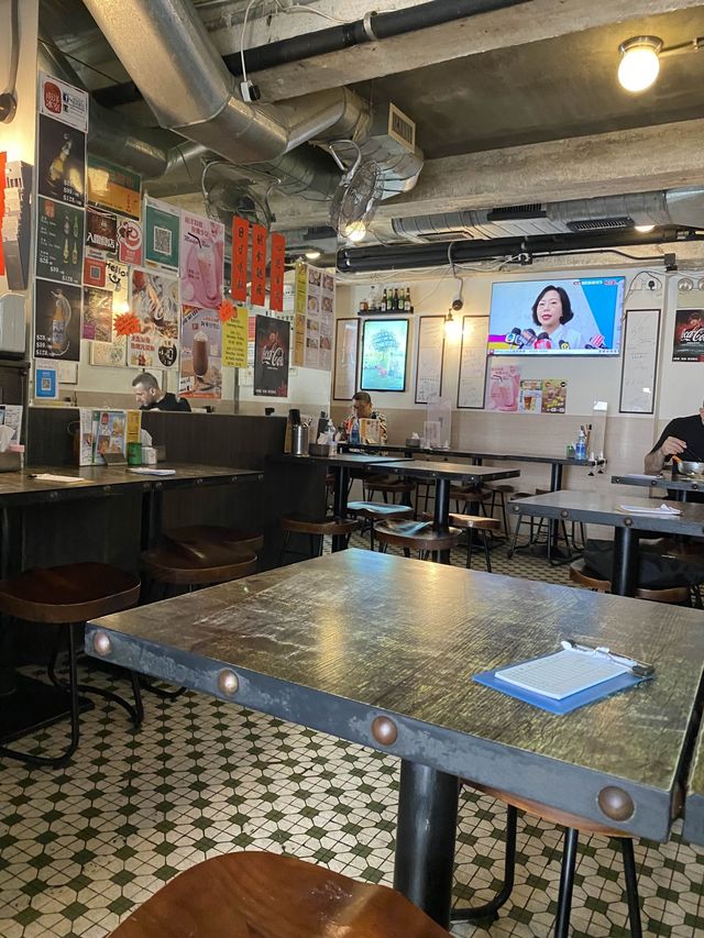 懷舊茶餐廳，嚐南洋特色料理 