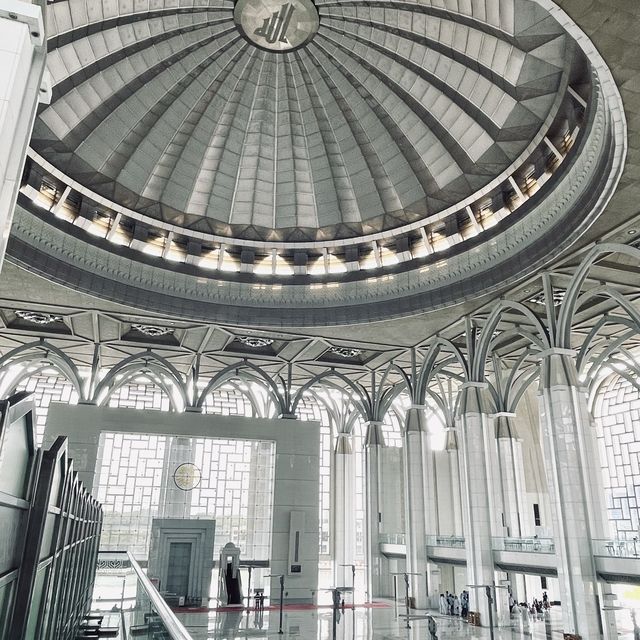 Playing tourist in a mosque in Putrajaya