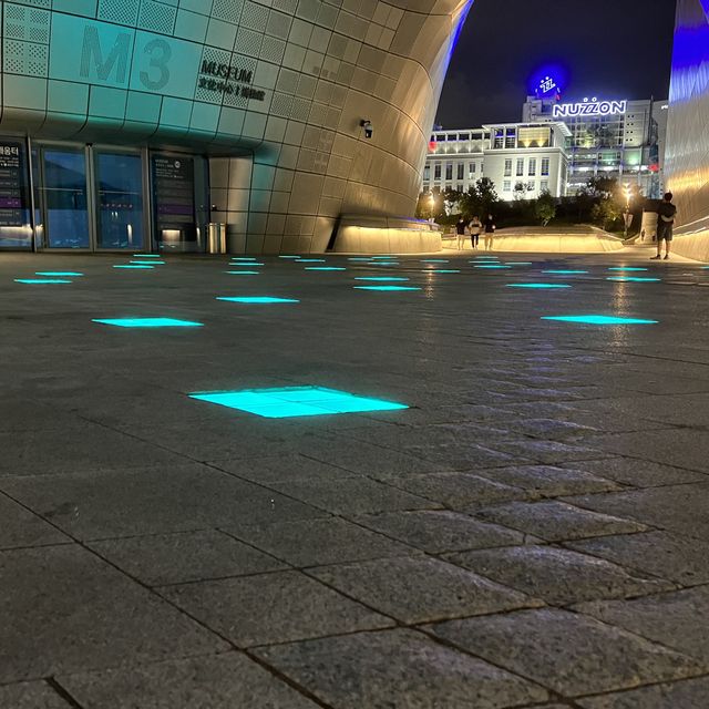 【韓国/ソウル】夜には色鮮やかで綺麗なスポットと化す「東大門デザインプラザ(DDP)」
