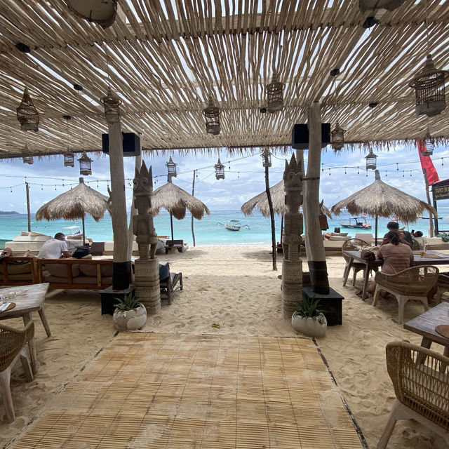 Lunch with a beach and blue water 🏖️ @ Bali