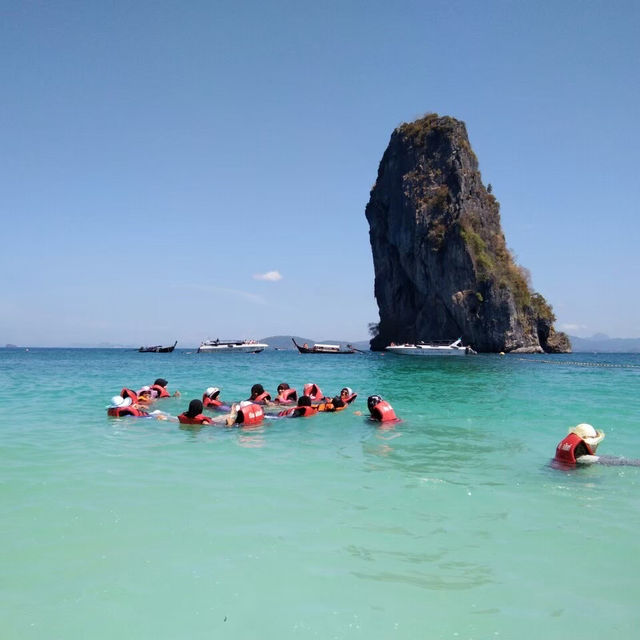 ว่ายน้ำที่เกาะปอดะ