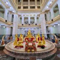 กราบนมัสการหลวงพ่อโสธร พระคู่บ้านคู่เมืองแปดริ้ว