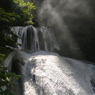 Air Terjun Saluopa terletak di Desa Lebone, Kabupaten Poso, Sulawesi Tengah. Air terjun setinggi 25 meter ini berasal dari mata air yang mengalir dari puncak gunung, kemudian melewati 12 tingkat bebatuan pegunungan. Di setiap tingkat terdapat anak tangga batu yang menghubungkan ke tingkat berikutnya. Air Terjun Saluopa sudah dikenal tidak hanya oleh wisatawan lokal, tetapi juga mancanegara.
Air terjunnya sangat bersih dan jernih, sehingga kita dapat melihat bebatuan di dasar air. Nuansa mempesona di atas anak tangga di setiap anak tangga air juga dapat menjadi latar belakang yang sempurna untuk berfoto. Jika beruntung, kita dapat melihat pelangi yang berasal dari cahaya yang menyinari air.
Keunggulan lain dari air terjun ini adalah memiliki 12 anak tangga air terjun, dan setiap anak tangga memiliki kolam kecil dan anak tangga berbatu yang dapat didaki oleh pengunjung. Jangan khawatir tentang anak tangga karena aman dan tidak curam.
#createwithtrip
#naturewonders