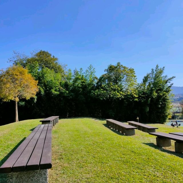 大溪河濱公園-藍天白雲綠草地