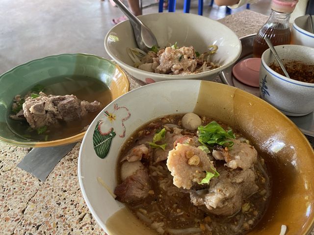 ก๋วยเตี๋ยวต้มยำหมูย่าง ร้านดังย่าน ม อ 