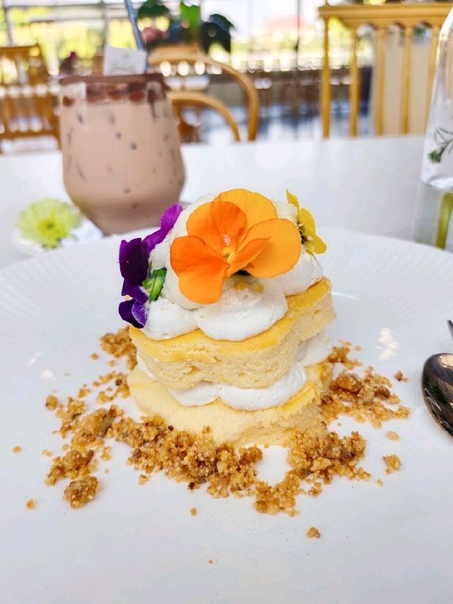 Boonta Café สไตล์ glasshouse เหมือนนั่งอยู่ในสวน