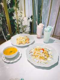 銅鑼灣cafe 花花籠同大型花牆