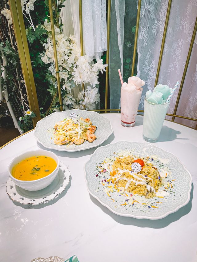 銅鑼灣cafe 花花籠同大型花牆