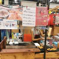 พามากิน โอโคโนมิยากิใส่ไข่ ที่ตลาดต้น​สัก​ 