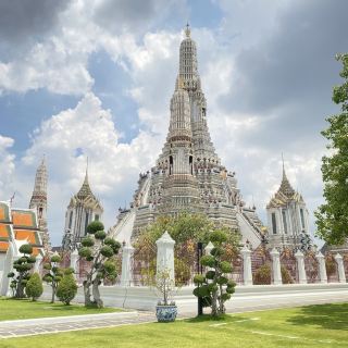 wat Arun - tiếng việt gọi là chùa bình minh ở Bangkok là một trong những ngôi chùa lớn nhất ở thái lan . ngôi chùa nằm cạnh hai con sông lớn . có hai cách để di chuyển đến 
chùa . bạn có thể mua vé tàu hoặc là đi bằng taxi . trang phục trước cổng chùa có cho khách thuê chụp ảnh nhiều kiểu rất đẹp ( 300bath -1h/1ng ) vé cổng tham 1ng/50bath