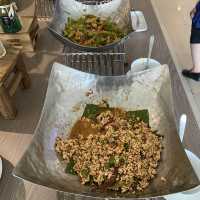 บุฟเฟ่ต์มื้อกลางวันที่ The Square Novotel สีลม