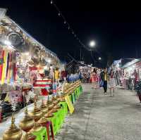 ใส่ชุดมอญตักบาตรที่สังขละบุรี