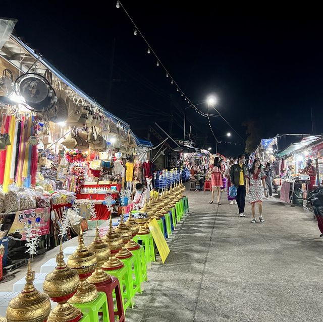 ใส่ชุดมอญตักบาตรที่สังขละบุรี