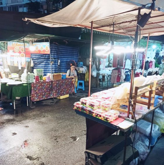 ตลาดห้วยขวางกลางคืน