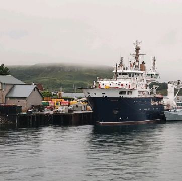 Oban is a resort town 160 kilometers 150 minutes driving away from Glasgow, you also can take trains or buses from Glasgow that will take you around 3 hours and 10 minutes. The seaside town is the gateway to the Isles, Mull, Iona and etc. It is a detour from the journey from Glasgow to the highland but it is worth it. Walking around the town is easy, with a lot of restaurants and marts. The ferry and train station is around 350 metres and 4 minutes walk. The oban fish and chips and the seafood green shack besides ferry exit is good.