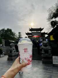 The wise do not enter the river of love, young people worship Buddha for wealth, and Nanjing has accurate and spiritual places to seek wealth.