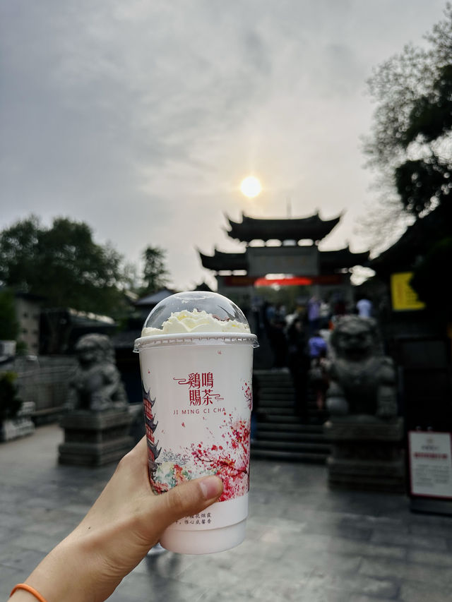 The wise do not enter the river of love, young people worship Buddha for wealth, and Nanjing has accurate and spiritual places to seek wealth.