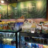 จิบกาแฟก่อนขึ้นเครื่องที่คาเฟ่อเมซอน สนามบินภูเก็ต
