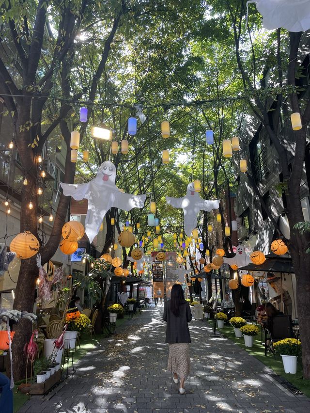 보정동 카페거리의 할로윈 분위기🎃