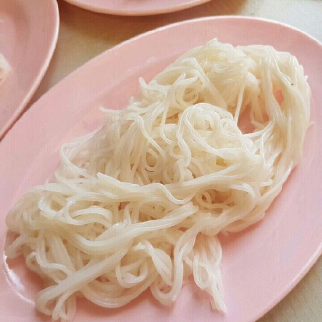 ร้านยำลำละซาว จานละ 20 บาท