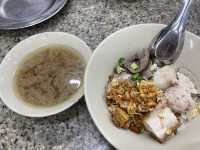 ข้าวต้มแห้งภูเก็ต ที่แถวยาวเหยีดฃยด แต่ต้องไปลอง