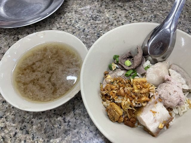 ข้าวต้มแห้งภูเก็ต ที่แถวยาวเหยีดฃยด แต่ต้องไปลอง