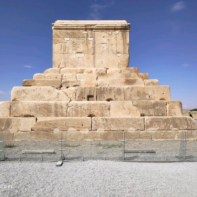 イラン ファルース州 世界遺産 "パサルガダエ" 砂漠の中の庭園 "イラン民家の食事"
